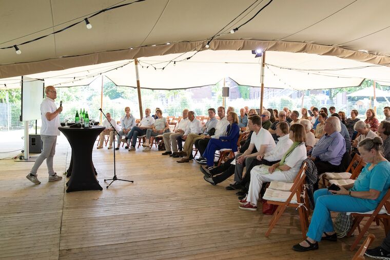Begrüßt die Gäste: Hartwig Schultheiß, Vorstand von Baukultur NRW. Foto: Claudia Dreyße