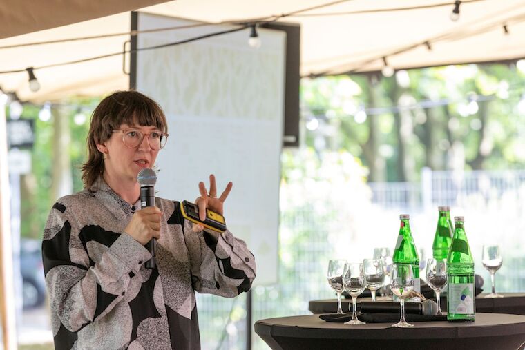 Linda Hildebrand, Architektin, c u b e / Concular (Mitgründerin) während ihrer Keynote. Foto: Claudia Dreyße