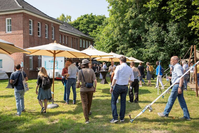 Reger Austausch während des Sommerfests von Baukultur NRW. Foto: Claudia Dreyße