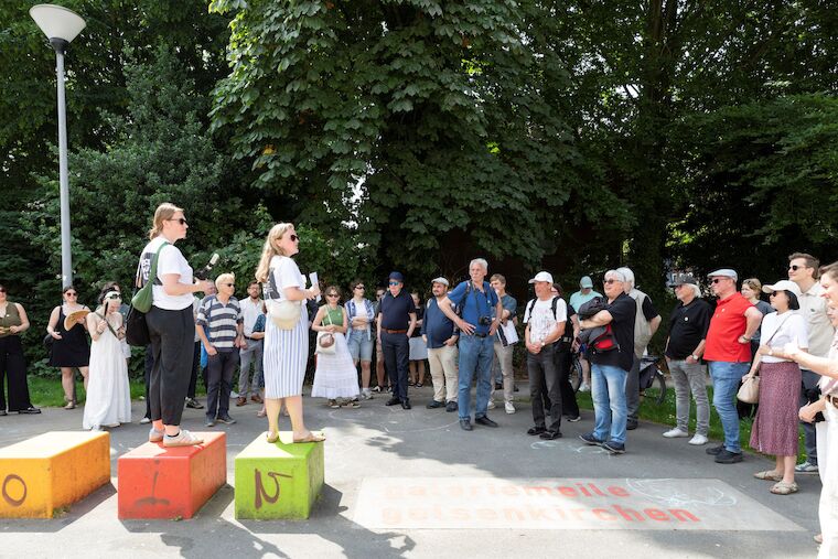 Annika Stremmer und Fenna Tinnefeld, Projektmanagerinnen von Baukultur NRW für das Projekt „Grüne Städte und Regionen“ sprechen zu Beginn der Themenspaziergänge durch Ückendorf. Foto: Claudia Dreyße