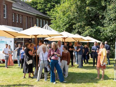Gäste des Sommerfest „Verwandlung als Aufgabe! 25 Jahre Baukultur NRW“. Foto: Claudia Dreyße
