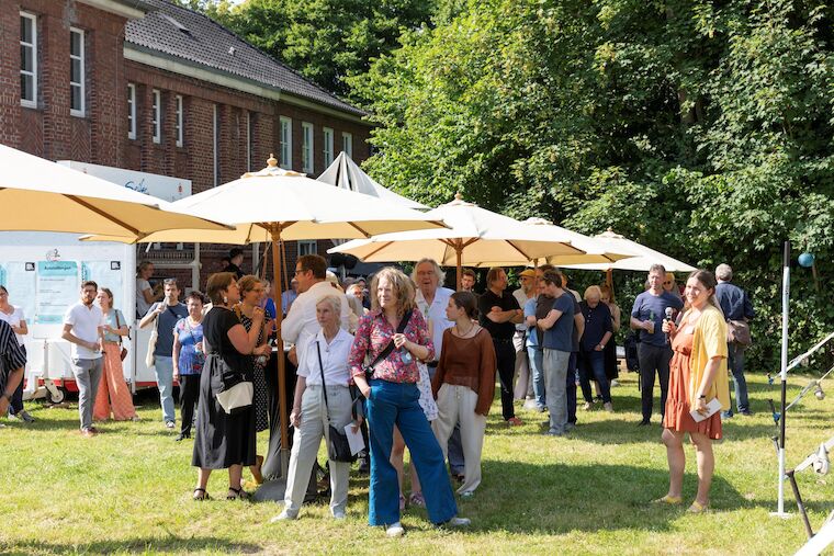 Gäste des Sommerfest „Verwandlung als Aufgabe! 25 Jahre Baukultur NRW“. Foto: Claudia Dreyße