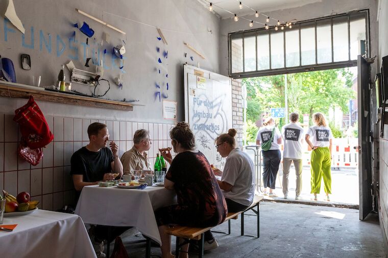 Frühstücken im UmBauLabor – ein Teil des Programms am zweiten Tag. Foto: Claudia Dreyße