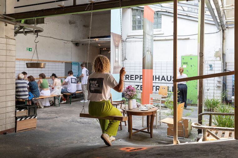 Der Hinterhof des UmBauLabors. Dort haben Studierende der Summer School 2024 bauliche Änderungen vorgenommen. Foto: Claudia Dreyße