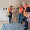 Standortbestimmung: Besucher schauen auf die Karte vom Stadtteil Ückendorf. Foto: Claudia Dreyße