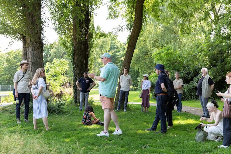 Wie wichtig das Grün für Städte ist, erfahren die Teilnehmer*innen des thematischen Spaziergangs. Foto: Claudia Dreyße