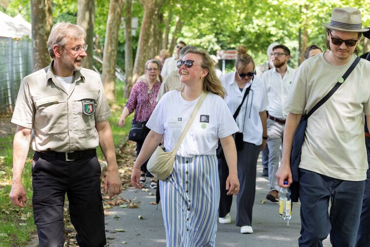 Unterwegs mit dem Förster: Oliver Balke von Wald und Holz NRW nimmt die Besucher*innen in den Industriewald der Halde Rheinelbe in Ückendorf. Foto: Claudia Dreyße