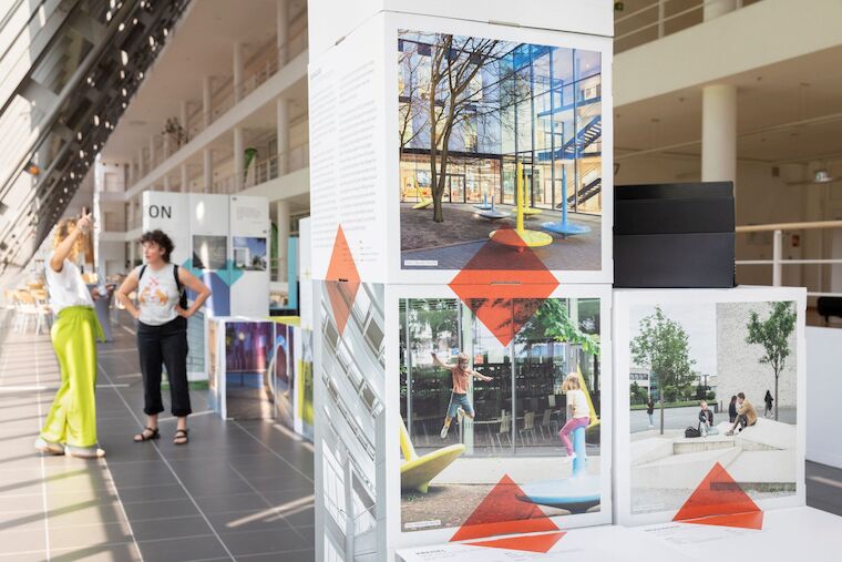Die Ausstellungsmodule von „Kunst und Bau. Perspektiven aus NRW“. Foto: Claudia Dreyße