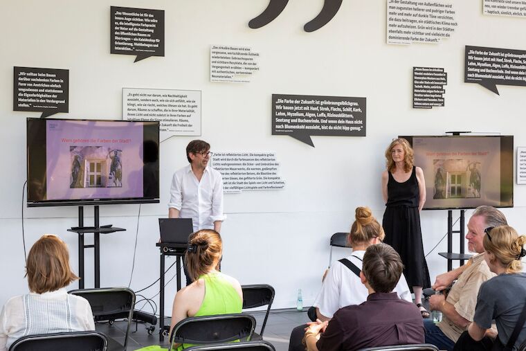 Martin Sinken, Kurator der Ausstellung „380-780nm. Farbe in Architektur und Stadt“, und Nathalie Pagels, Diplom-Farbberaterin ICA, während des Ausstellungsgesprächs. Foto: Claudia Dreyße