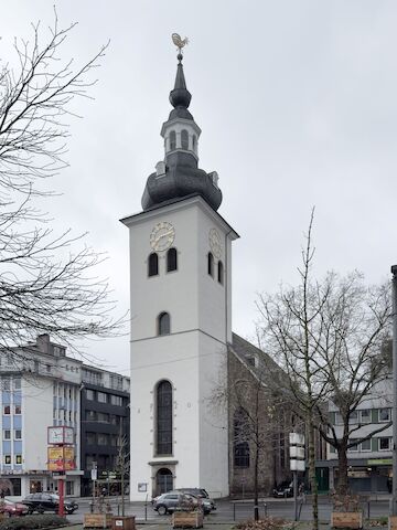 Wieder hell verputzt: der Turm der Kirche am Kolk. Foto: Felix Hemmers