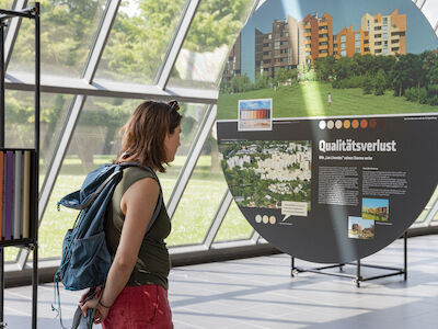 Die Ausstellung „380–780 nm. Farbe in Architektur und Stadt“, hier im Jahr 2025 im Wissenschaftspark Gelsenkirchen. Foto: Claudia Dreyße