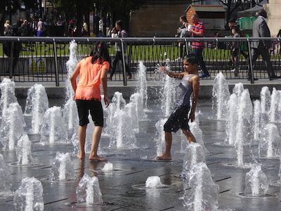 Nur eine kurzfristige Abkühlung bei heißem Wetter. Foto: (Enjoying the hot weather) Oliver Dixon, CC BY-SA 2.0 via Wikimedia Commons