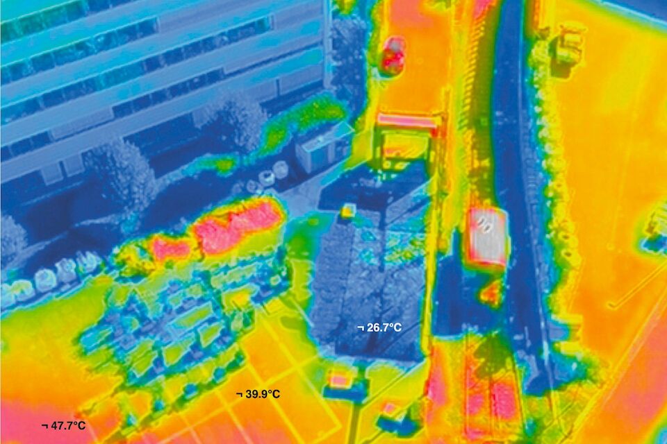 Kleine Maßnahme, große Wirkung: die Hygroskin – hier am Basler Dreispitz-Gelände – kühlt die Temperatur der Umgebung sichtbar herunter.