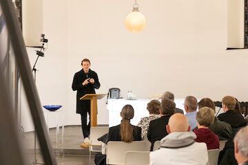 Kurator Felix Hemmers bei der Eröffnung der Ausstellung Kirchen als Vierte Orte – Perspektiven des Wandels in der Berger Kirche Düsseldorf. Foto: Claudia Dreyße