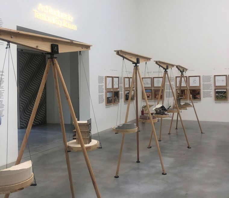 Veranschaulicht das Thema (Dys-)Balance: der spanische Pavillon mit „Internalities: Architectures for Territorial Equilibrium“. Foto: Annika Stremmer