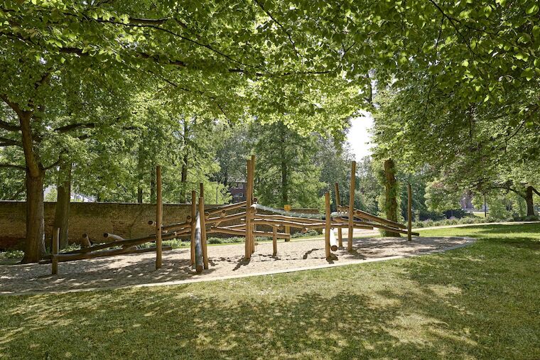 Unterschiedliche Spiel- und Klettergeräte lassen sich im Park nutzen. Foto: Guido Erbring