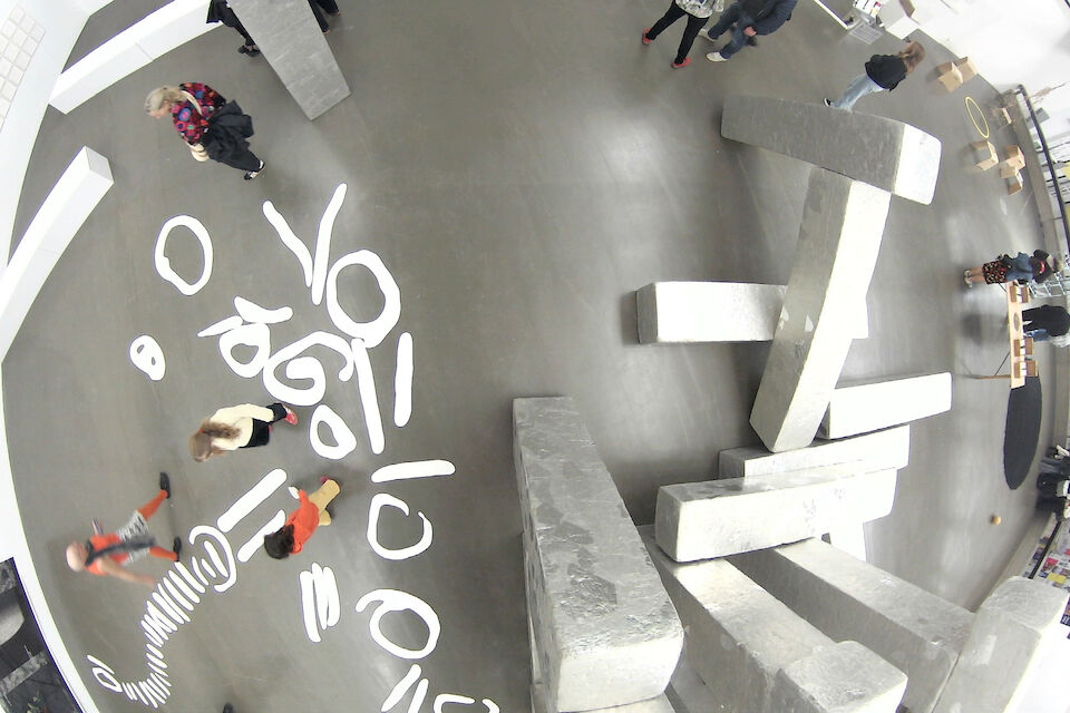 K. I. – Kooperative Intelligenz mit der Skulptur BARC von Martin Pfeifle 2016 und Zeichnungselementen von Ute Reeh.