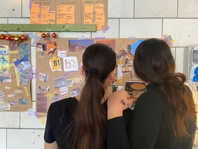 Potenzial für eine neue Nutzung: Mit dem Team des UmBauLabors von Baukultur NRW gestalten die Schüler*innen der 8. Klasse der Gesamtschule Ückendorf die ehemalige Filiale der Volksbank um. Foto: Santana Gumowski