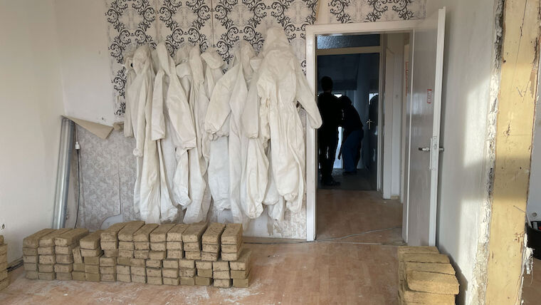 Lehmziegel, gestapelt und bereit für das Mauern. Foto: Lillith Kreiß