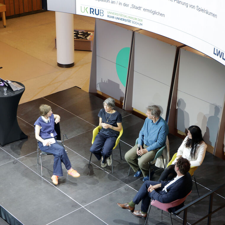Diskutieren über die Spielräume (v.l.): Moderatorin Marietta Schwarz, Stadtplanerin und Politologin Gabriela Burkhalter, Künstler Andre Dekker, Architektursoziologin Dr. Girardi-Hoog, Dr. Manuel Föcker vom LWL-Universitätsklinikum Hamm. Foto: Timo Klippstein
