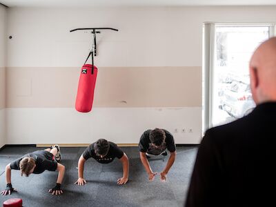Jugendliche der 8. Klasse der Gesamtschule Ückendorf trainieren in ihrem selbst gestalteten Boxraum. Mit Boxsack und Pratzen haben sie sich eine eigene Trainingsfläche eingerichtet. Foto: Sebastian Becker