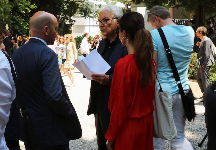 ... und Paolo Baratta (Präsident der Venedig-Biennale) denkt an die Verleihung des Goldenen Löwen.