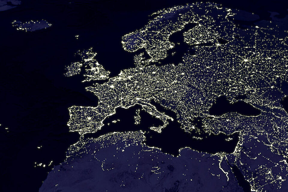 Satelliten-Aufnahme der NASA mit der "Lichtverschmutzung" durch die Städtebeleuchtung. Daten von Marc Imhoff (NASA GSFC) und Christopher Elvidge (NOAA NGDC).
