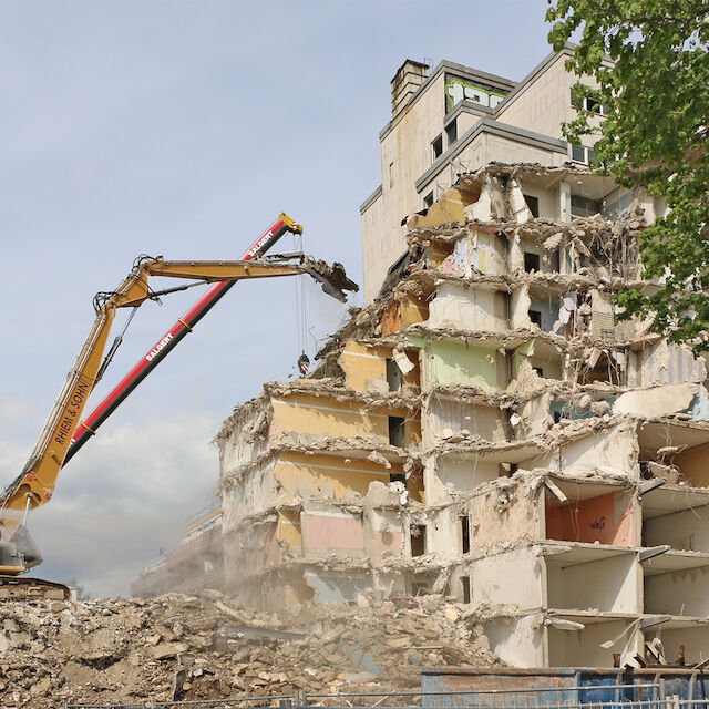 Abriss des Wohnhochhauses am Berliner Ring in Bergheim 2015