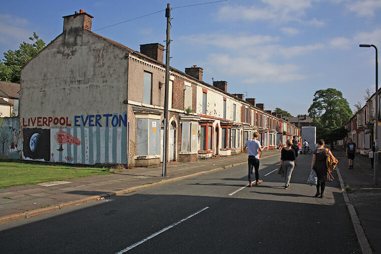 Besichtigung einer der zum Abriss vorgesehenen „Welsh Streets“. Fotograf: Matthias Michels.