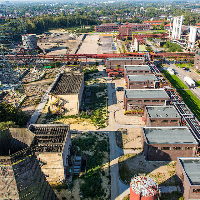 Luftaufnahme der Kokerei mit Kammgebäude, Kühltürmen und Salzfabrik.