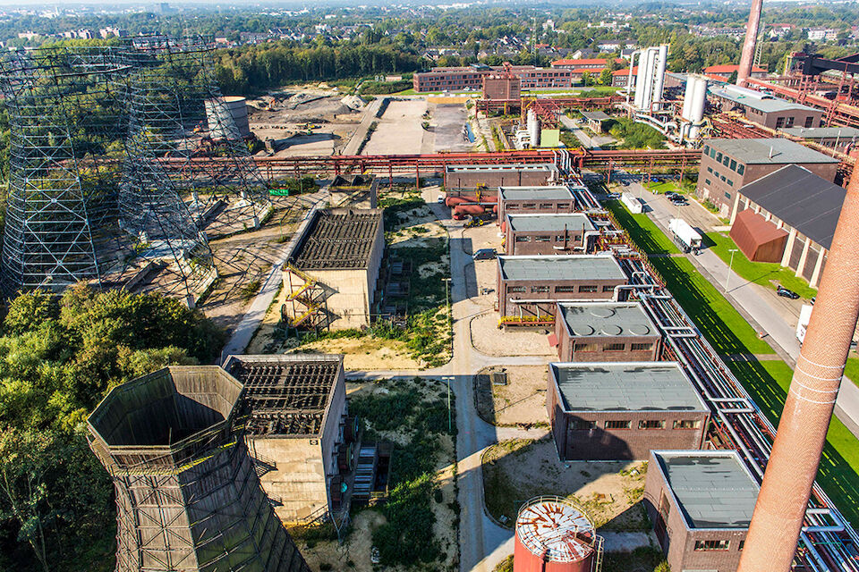 Luftaufnahme der Kokerei mit Kammgebäude, Kühltürmen und Salzfabrik.