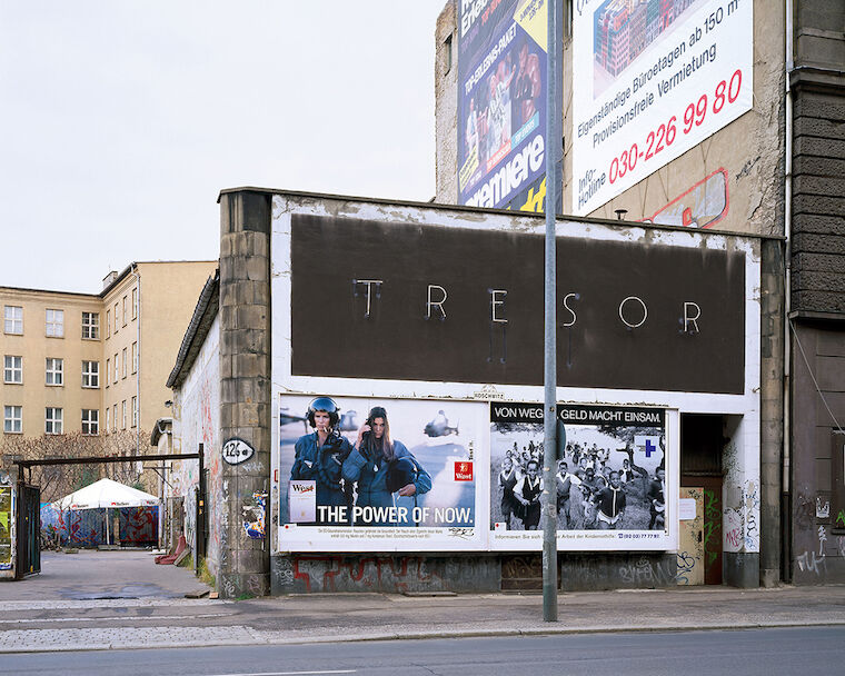 Tresor außen, Berlin, 1996. Aus der Serie Temporary Spaces. Foto: Martin Eberle