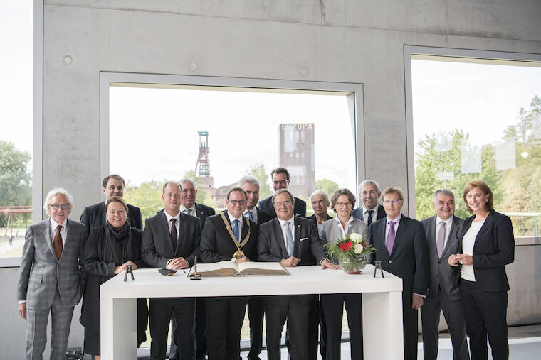 Das Kabinett des Landes Nordrhein-Westfalen nach seiner Sitzung am 31. August 2018 in Essen. Foto: Land NRW / Mark Hermenau.