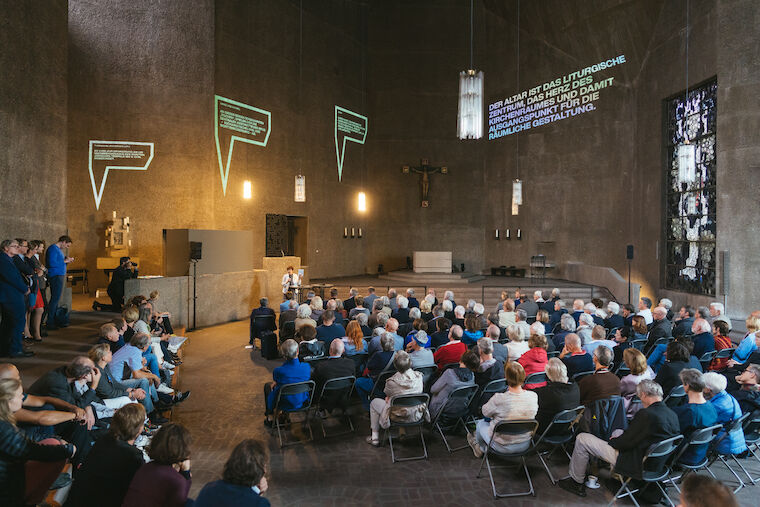 Bekanntgabe der teilnehmenden Projekte im Rahmen der Ausstellung „Fluch und Segen. Kirchen der Moderne“ des Museums der Baukultur in der Kölner Kirche St. Gertrud. Foto: Sebastian Becker