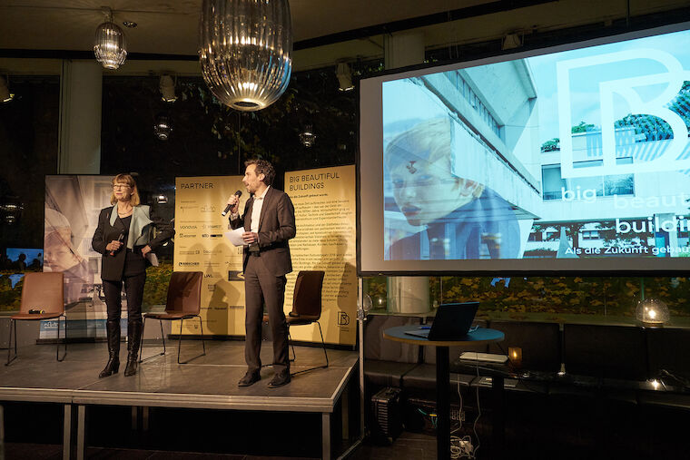 Prof. Christa Reicher und Prof. Tim Rieniets lassen das Projekt "Big Beautiful Buildings" Revue passieren. Foto: Benjamin Eckert