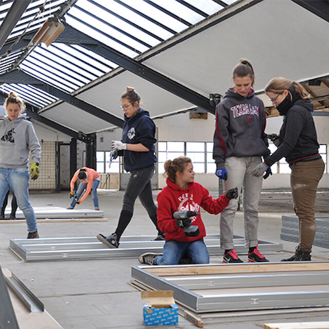 Workshop zum Bau der Ausstellungsarchitektur mit Studentinnen der TH Köln in den Shed-Hallen der ehemaligen Verseidag in Krefeld, heute Mies van der Rohe Business Park.