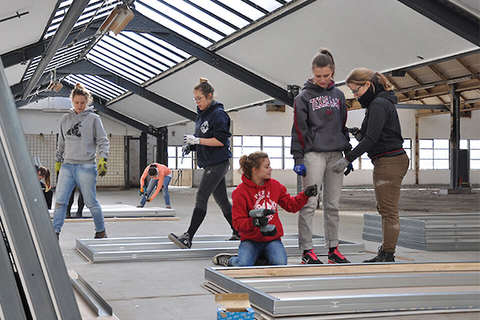 Workshop zum Bau der Ausstellungsarchitektur mit Studentinnen der TH Köln in den Shed-Hallen der ehemaligen Verseidag in Krefeld, heute Mies van der Rohe Business Park.