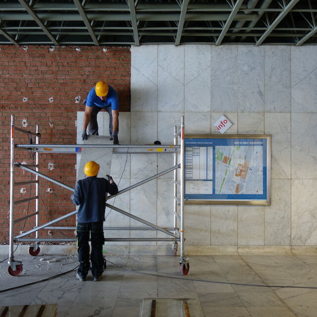 Rückbau einer Wandverkleidung aus Carrara-Marmor am Bahnhof von Brüssel Nord im September 2018.
