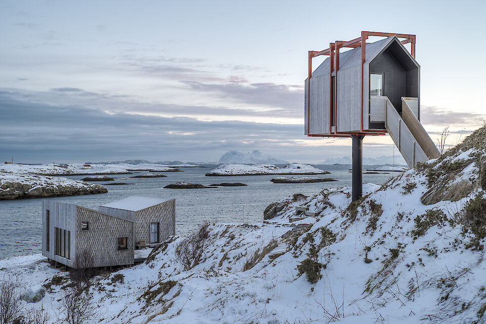 Der von Schnee umgebene Fordypningsrommet auf einer kleinen Insel im Fleinvær-Archipel am nördlichen Polarkreis, Norwegen.