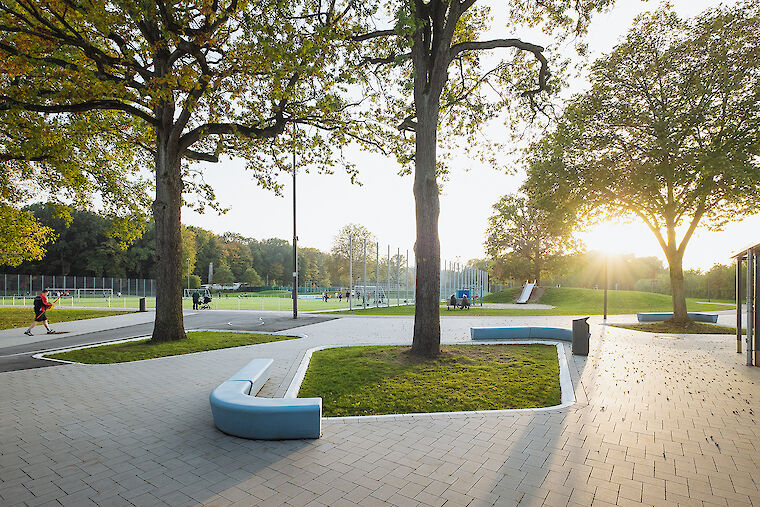 DTP Landschaftsarchitekten schufen eine Parkanlage mit Spielflächen, einem beleuchteten Rundweg sowie vielen Sitzgelegenheiten. Foto: Nikolai Benner