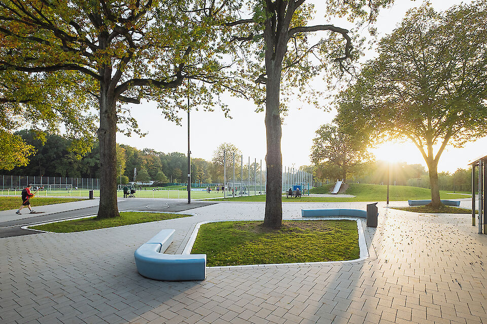DTP Landschaftsarchitekten schufen eine Parkanlage mit Spielflächen, einem beleuchteten Rundweg sowie vielen Sitzgelegenheiten.