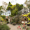 Ein privater Hausgarten mit Ruine in Düsseldorf. Entworfen von Landschaftsarchitekt Volker Püschel. Ausgezeichnet mit dem nrw.landschaftsarchitektur.preis 2020. Foto: Sibylle Pietrek