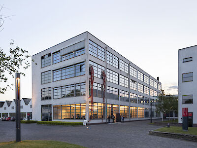 Mies in Mies: Im HE-Gebäude, entworfen von Mies van der Rohe, wurde die Ausstellung im Mies van der Rohe Business Park in Krefeld gezeigt. Foto: Claudia Dreyße.