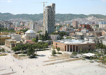 Skanderbeg-Platz in Tirana, Albanien Architekten: 51N4E, Anri Sala, Plant en Houtgoed und iRI. Finalist für die Wahl des Mies Award 2019.<br/><br/>Foto:  © Filip Dujardin<br/><br/>jpeg, 1000 × 707 Pixel