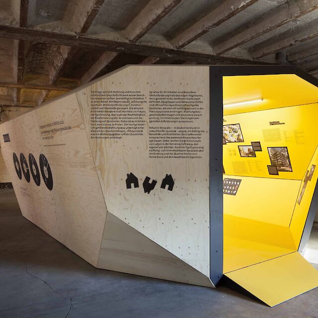 Im gelben Haus zeigt die Ausstellung unterschiedliche Projekte zum Thema bezahlarer Wohnungsbau.