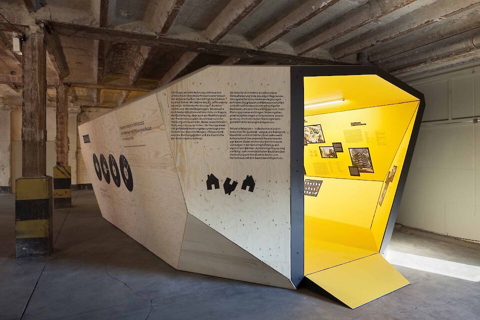 Im gelben Haus zeigt die Ausstellung unterschiedliche Projekte zum Thema bezahlarer Wohnungsbau.
