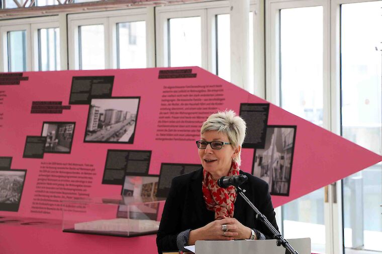 Carina Gödecke, Präsidentin des Landags NRW in der Ausstellung "Alle wollen wohnen."
