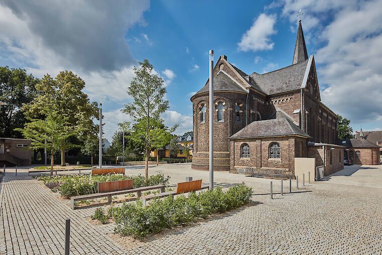 Wurde rund um neu gestaltet: der Platz der Pfarrkirche St. Bartholomäus in Köln Porz. Foto: Gereon Holtschneider