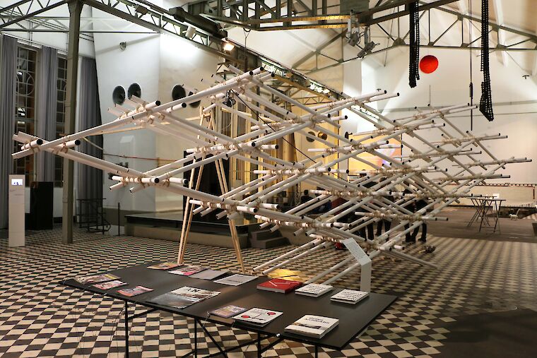 Blick in die Ausstellung &quot;Positionen Schweizer Architekten&quot;. Foto: M:AI / Klippstein.