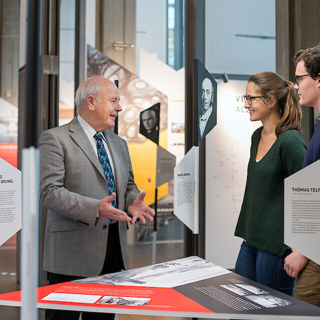 Bill Addis in der Ausstellung "Visionäre und Alltagshelden" in München: Sein Schwerpunkt ist die historische Dimension der Bauingenieur-Praxis.